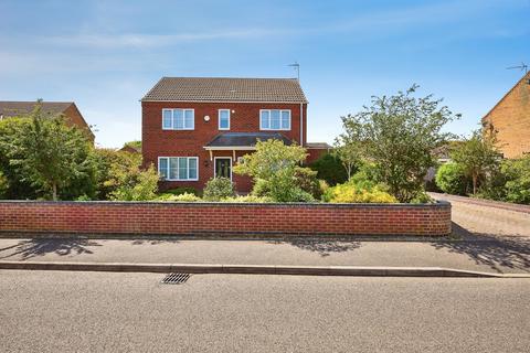 4 bed property, in Charlemont Drive, £425,000