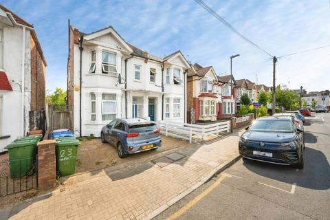 2 bed property, in Hamilton Road, £365,000