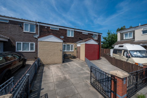 2 bed property, in Blue Jay Close, £145,000