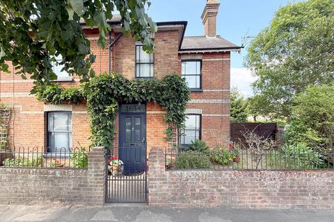 3 bed property, in Wimborne Road, £425,000