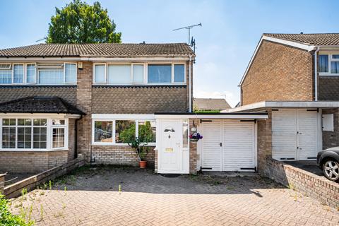 3 bed property, in Plover Close, £360,000