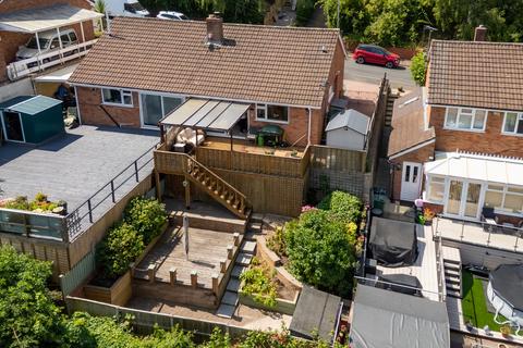 2 bed property, in Malvern WR14, £300,000