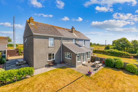 4 bed property, in Town Road, £600,000