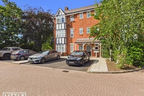 2 bed property, in Maple Court, £145,000