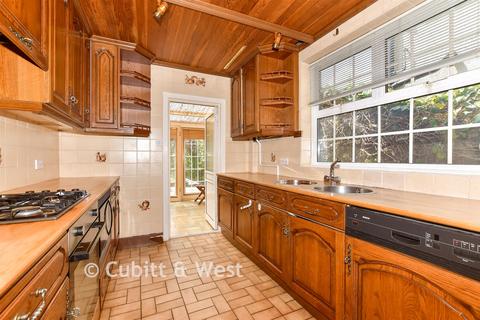 2 bed property, in Lower Road, £360,000