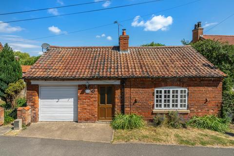 2 bed property, in Meadow Lane, £250,000