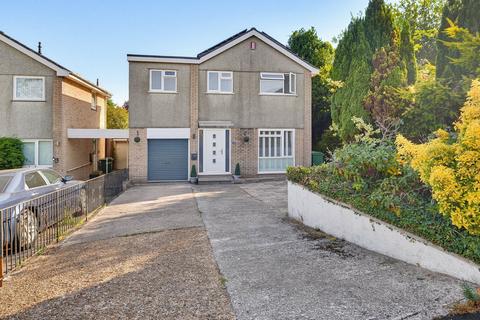 4 bed property, in Holly Park Close, £425,000
