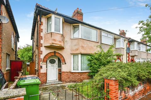 3 bed property, in Somerset Road, £200,000