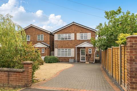 3 bed property, in Buckingham Road, £440,000