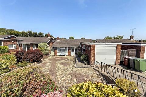 2 bed property, in Buckhurst Close, £390,000