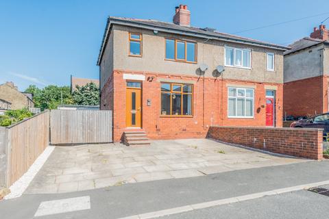 2 bed property, in Moorside Avenue, £210,000