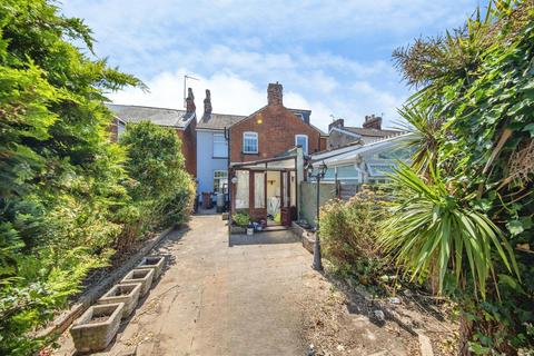2 bed property, in Pearce Road, £200,000