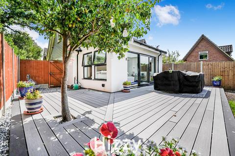 1 bed property, in Aylward Close, £249,995