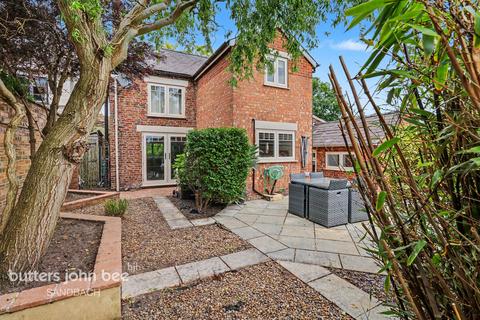 3 bed property, in Waterloo Road, £425,000