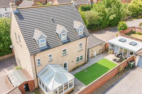 6 bed property, in Sweetgrass Road, £399,950