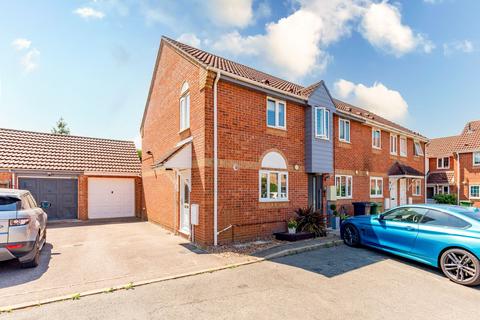 2 bed property, in Jasmine Court, £200,000