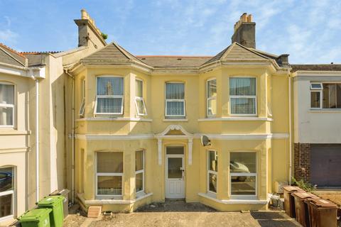 1 bed property, in Camperdown Street, £100,000
