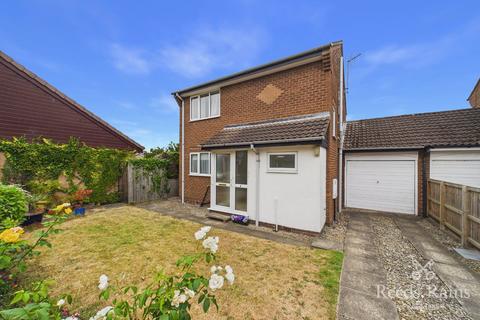 3 bed property, in Walnut Close, £300,000