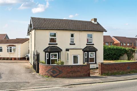 4 bed property, in Whittington Road, £250,000