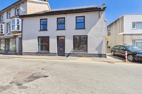 4 bed property, in Water Street, £245,000