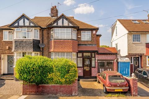 3 bed property, in Brookdene Road, £485,000