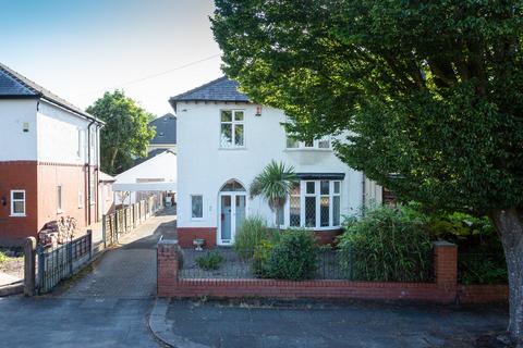 3 bed property, in First Avenue, £220,000