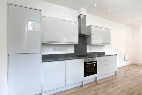 1 bed property, in High St, £135,000