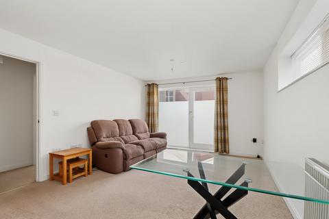 1 bed property, in Addenbrookes Road, £165,000