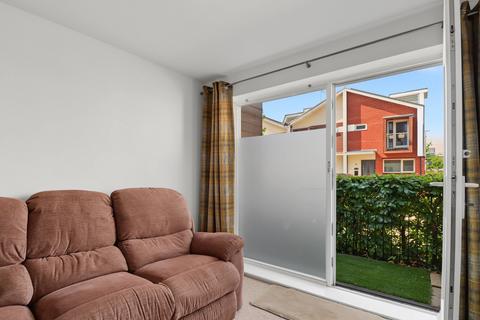 1 bed property, in Addenbrookes Road, £165,000