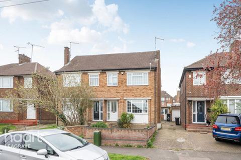 3 bed property, in Pennine Avenue, £350,000