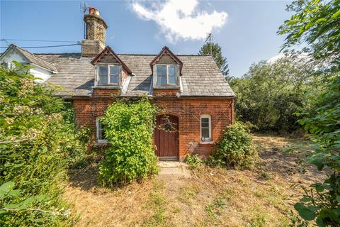 2 bed property, in The Pound, £175,000
