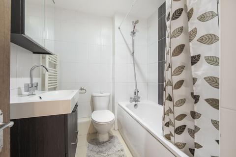 2 bed property, in High Street, £300,000