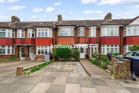 3 bed property, in Ash Grove, £585,000