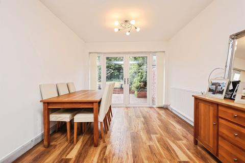 3 bed property, in Olorenshaw Road, £290,000