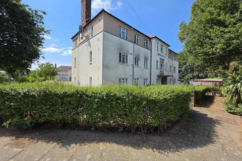 2 bed property, in Bevan Avenue, £250,000