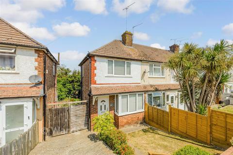 2 bed property, in Hawthorn Road, £280,000