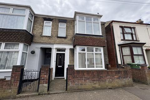 3 bed property, in 8 Cross Road, £150,000