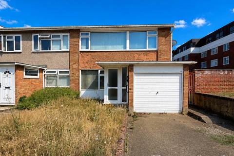 3 bed property, in Falkirk Close, £425,000