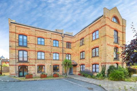 2 bed property, in North Green, £310,000