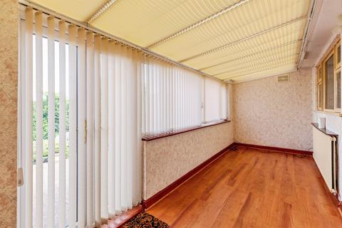 2 bed property, in Plumtree Avenue, £230,000