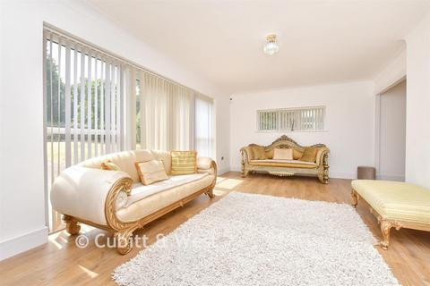 5 bed property, in Brighton Road, £750,000