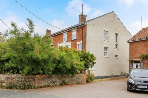 2 bed property, in Cumberland Close, £295,000