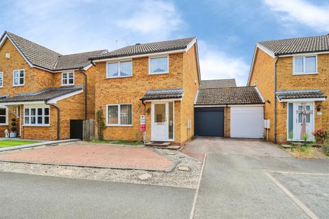 3 bed property, in Canons Close, £250,000