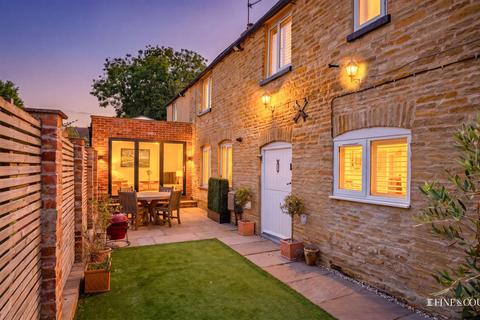 3 bed property, in Bisbrooke, £500,000
