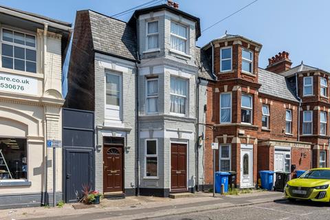 4 bed property, in Beach Road, £230,000