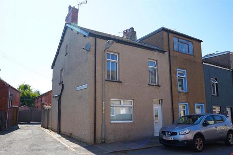 3 bed property, in Wellington Street, £170,000