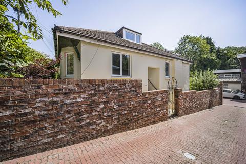 2 bed property, in Woodland Road, £300,000