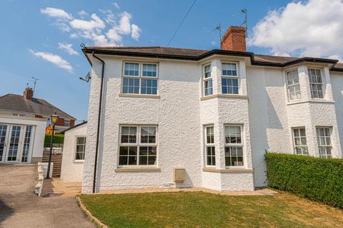 3 bed property, in Cardigan Place, £320,000