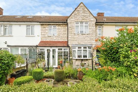 4 bed property, in Finchingfield Avenue, £525,000