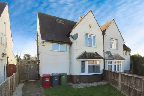 4 bed property, in St. Georges Crescent, £450,000